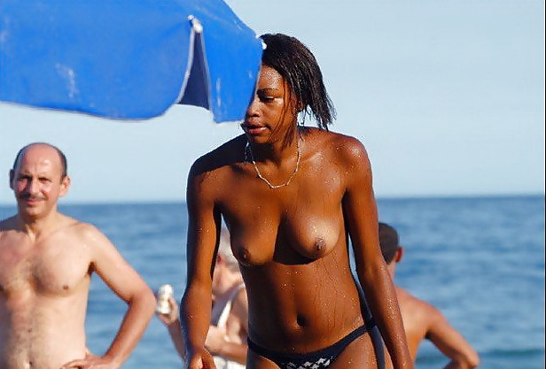 Filles Noires à La Plage: Nudistes Et Exhibitionnistes #27816857