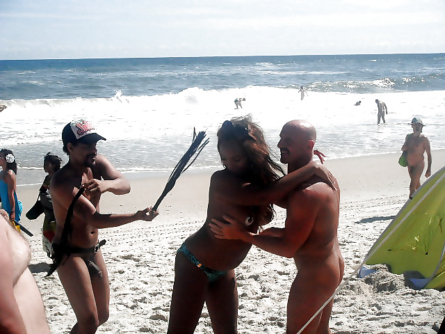 Ragazze nere in spiaggia: nudisti ed esibizionisti
 #27816872