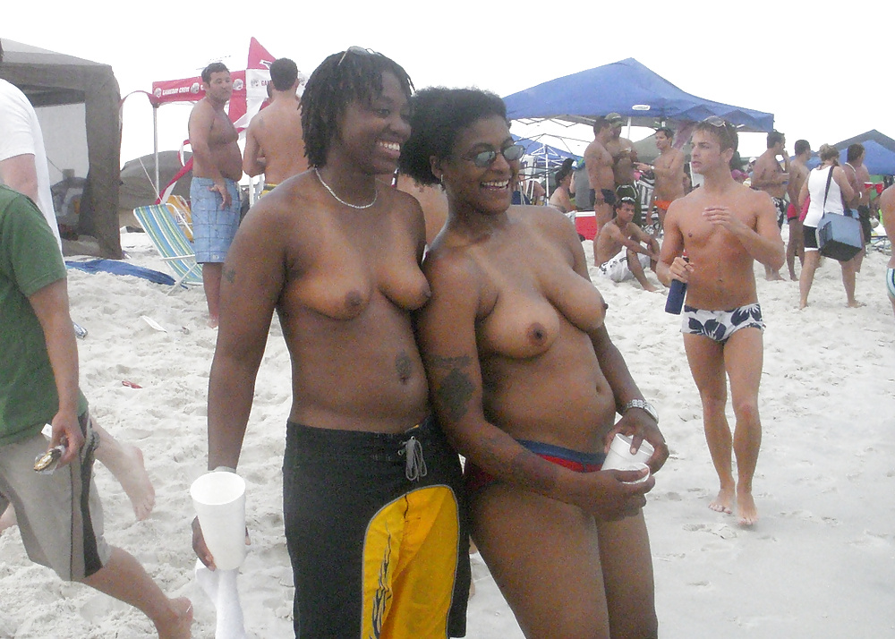 Ragazze nere in spiaggia: nudisti ed esibizionisti
 #27816926
