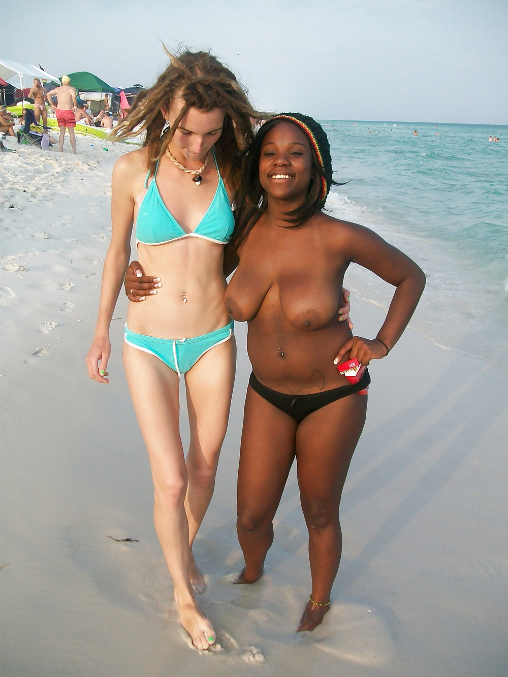 Ragazze nere in spiaggia: nudisti ed esibizionisti
 #27817075