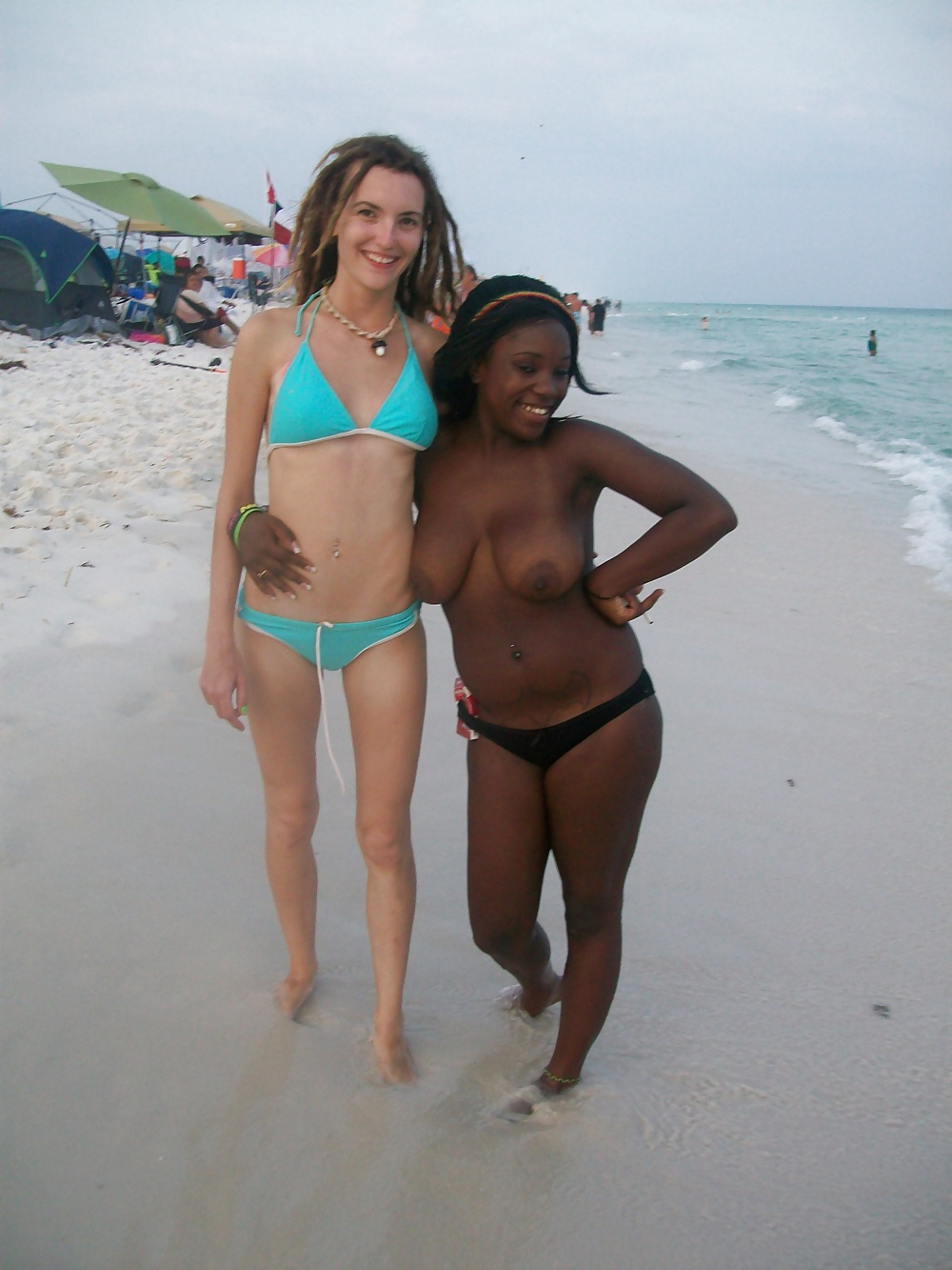 Ragazze nere in spiaggia: nudisti ed esibizionisti
 #27817082