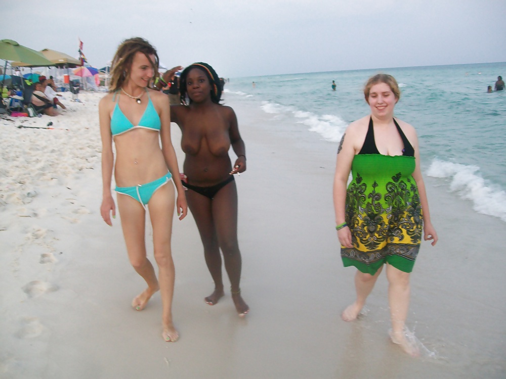 Filles Noires à La Plage: Nudistes Et Exhibitionnistes #27817087
