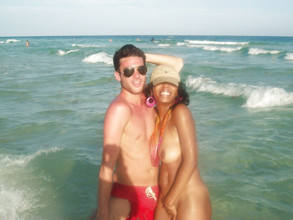 Ragazze nere in spiaggia: nudisti ed esibizionisti
 #27817131
