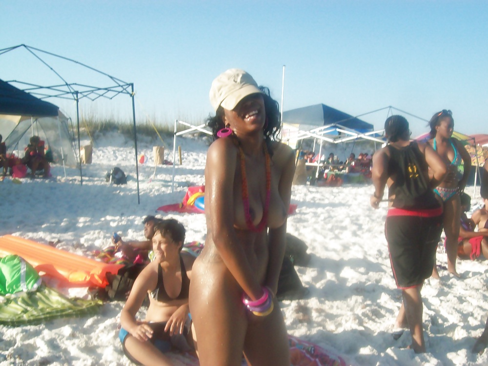 Ragazze nere in spiaggia: nudisti ed esibizionisti
 #27817136