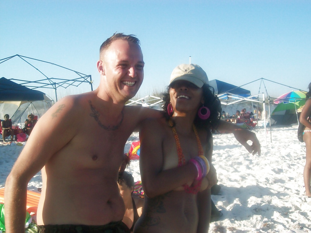 Ragazze nere in spiaggia: nudisti ed esibizionisti
 #27817142