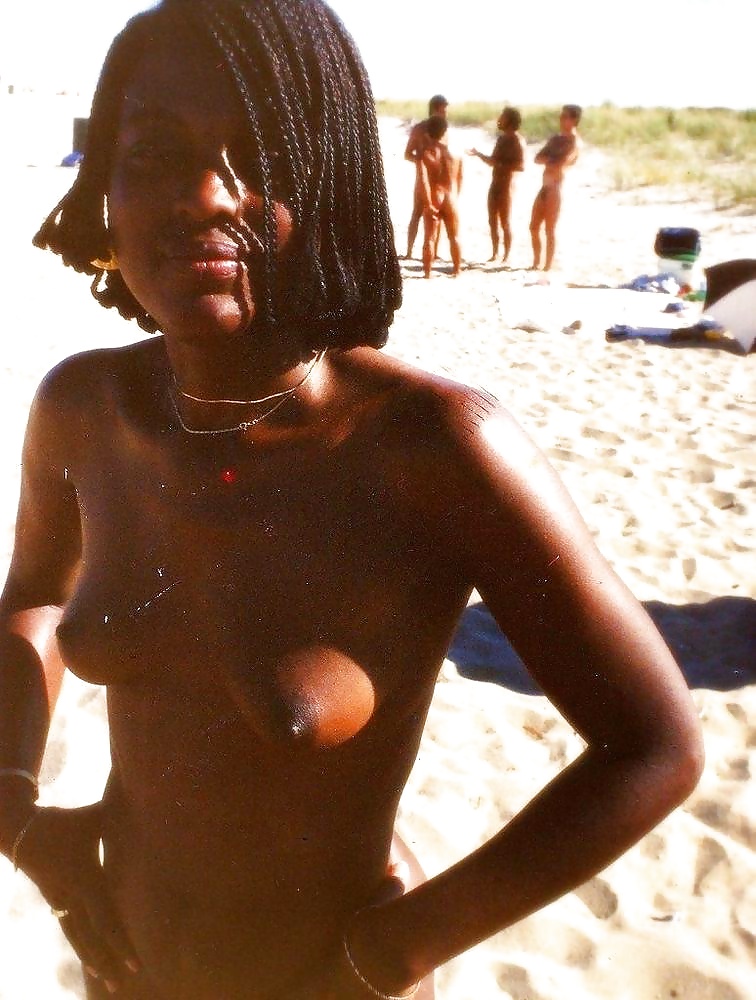 Filles Noires à La Plage: Nudistes Et Exhibitionnistes #27817254
