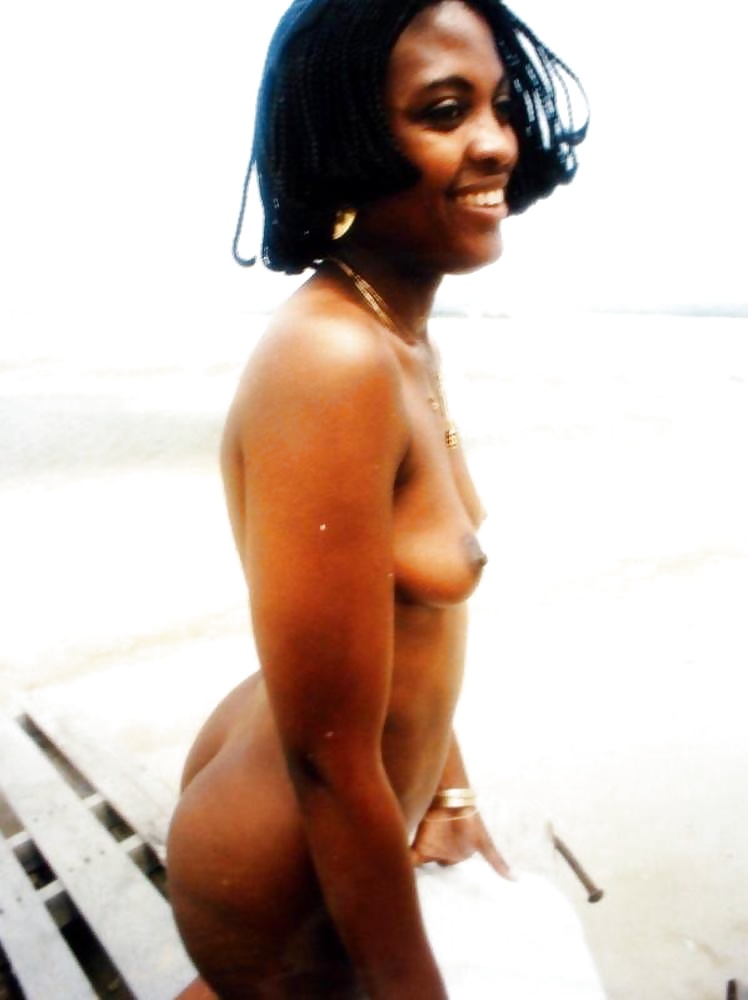 Ragazze nere in spiaggia: nudisti ed esibizionisti
 #27817269