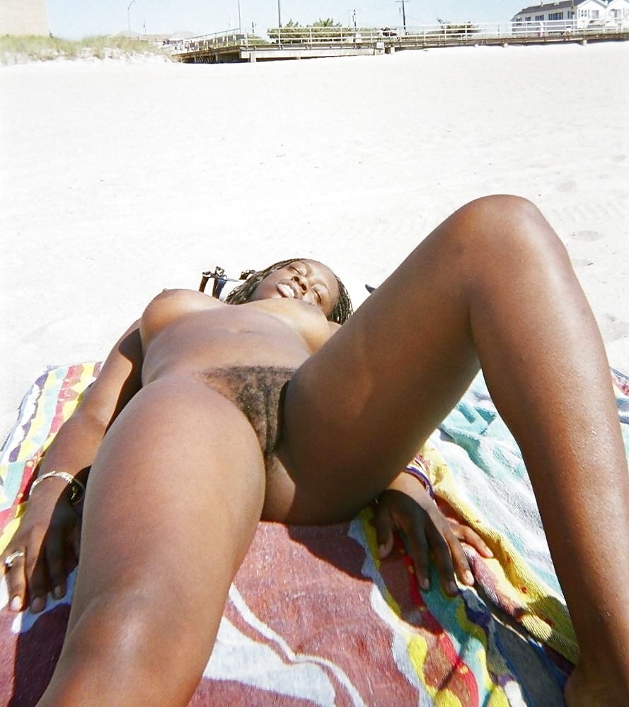 Filles Noires à La Plage: Nudistes Et Exhibitionnistes #27817280
