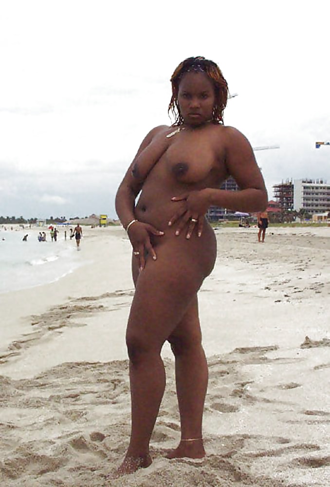 Filles Noires à La Plage: Nudistes Et Exhibitionnistes #27817303