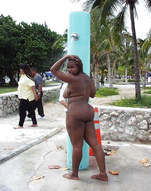 Filles Noires à La Plage: Nudistes Et Exhibitionnistes #27817326
