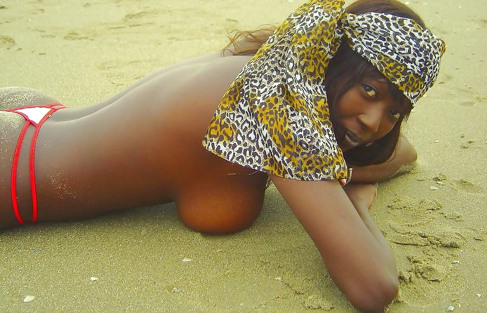 Filles Noires à La Plage: Nudistes Et Exhibitionnistes #27817371