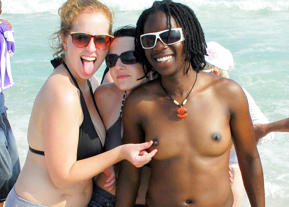Ragazze nere in spiaggia: nudisti ed esibizionisti
 #27817471