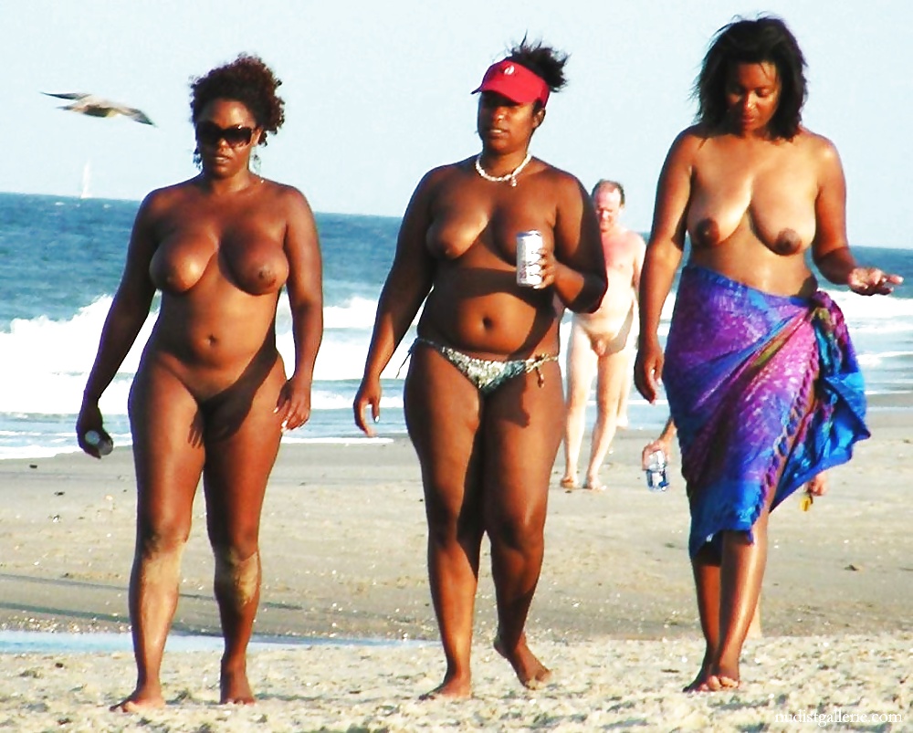 Filles Noires à La Plage: Nudistes Et Exhibitionnistes #27817501