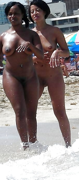 Ragazze nere in spiaggia: nudisti ed esibizionisti
 #27817512