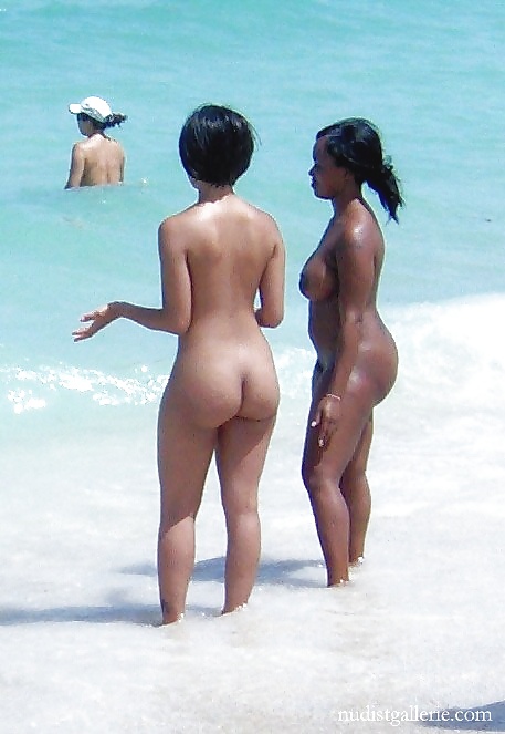 Ragazze nere in spiaggia: nudisti ed esibizionisti
 #27817518