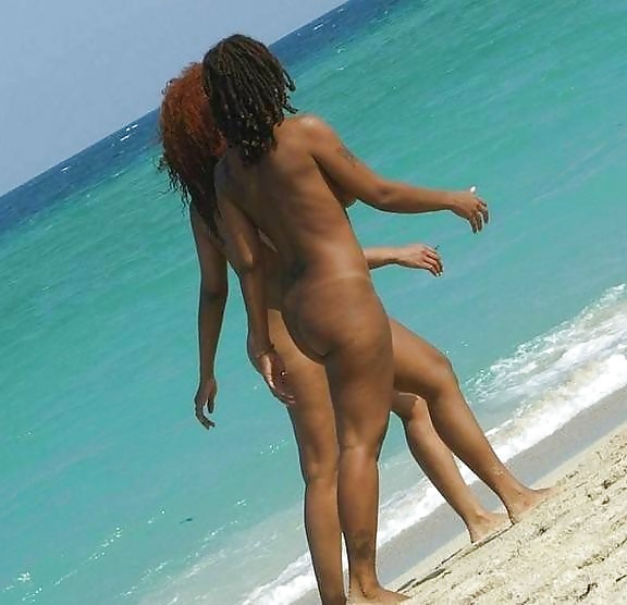 Filles Noires à La Plage: Nudistes Et Exhibitionnistes #27817528