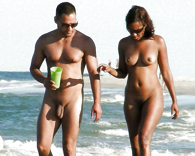 Ragazze nere in spiaggia: nudisti ed esibizionisti
 #27817620