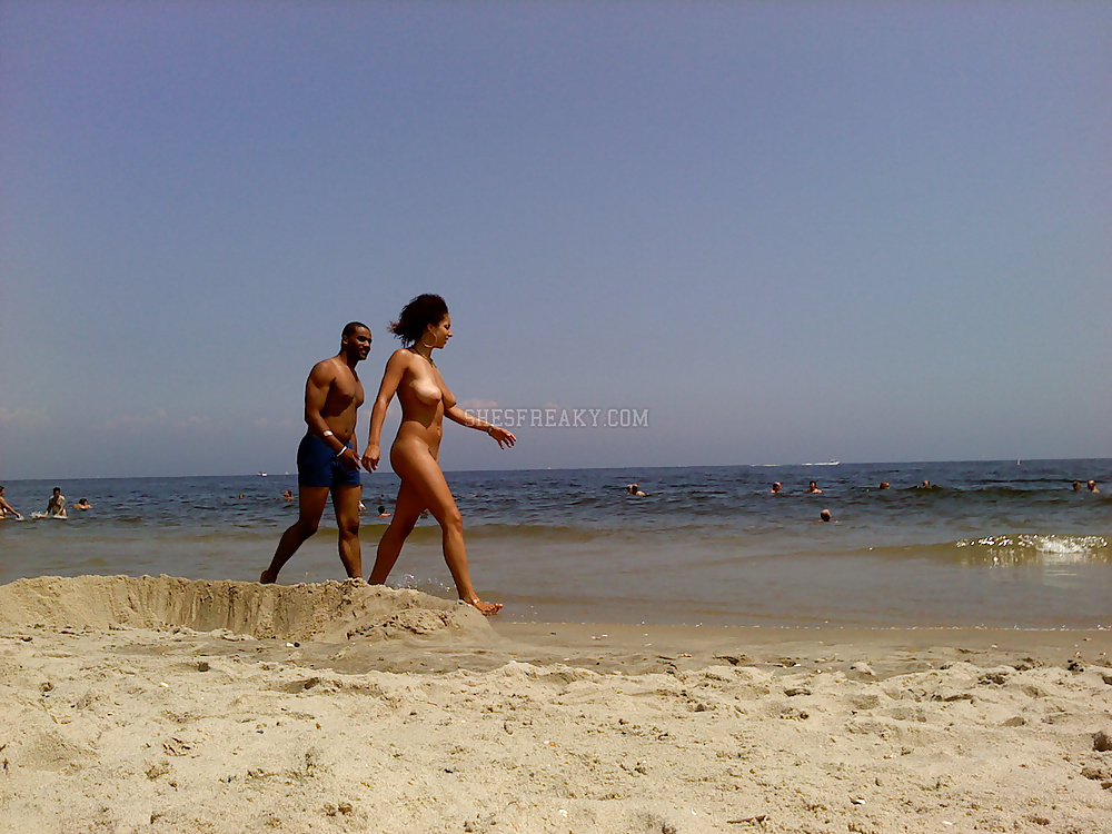 Ragazze nere in spiaggia: nudisti ed esibizionisti
 #27817672