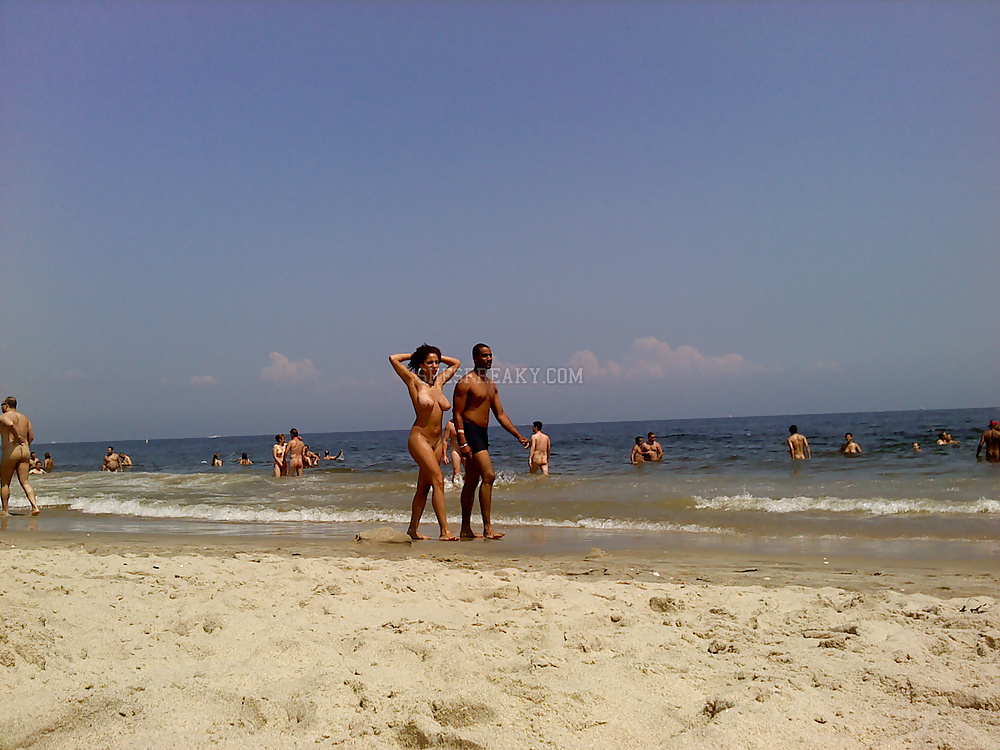 Ragazze nere in spiaggia: nudisti ed esibizionisti
 #27817682