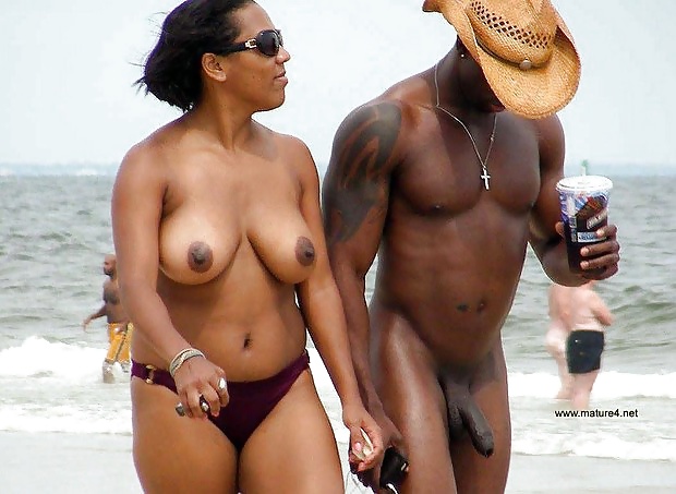 Ragazze nere in spiaggia: nudisti ed esibizionisti
 #27817699