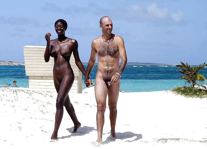 Ragazze nere in spiaggia: nudisti ed esibizionisti
 #27817715