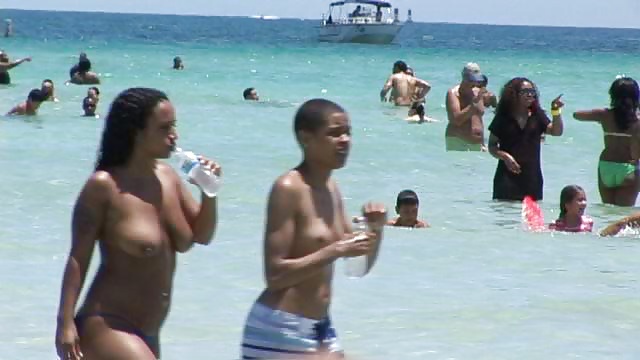 Ragazze nere in spiaggia: nudisti ed esibizionisti
 #27817728
