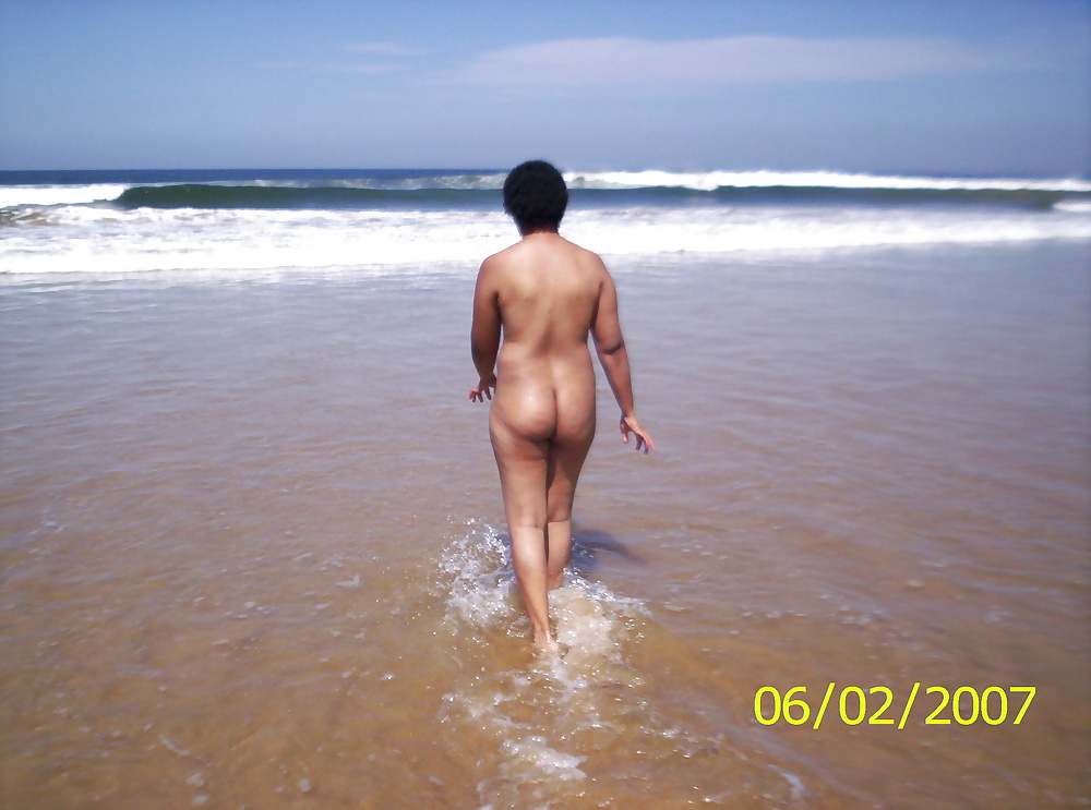 Filles Noires à La Plage: Nudistes Et Exhibitionnistes #27817772