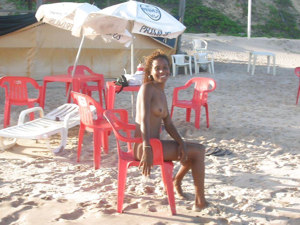 Ragazze nere in spiaggia: nudisti ed esibizionisti
 #27817777