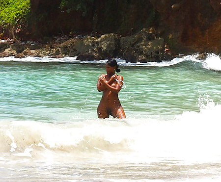 Ragazze nere in spiaggia: nudisti ed esibizionisti
 #27817821