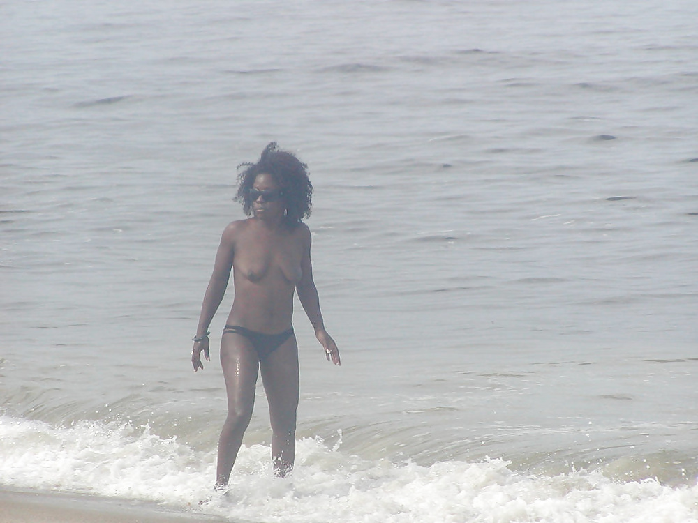 Ragazze nere in spiaggia: nudisti ed esibizionisti
 #27817878