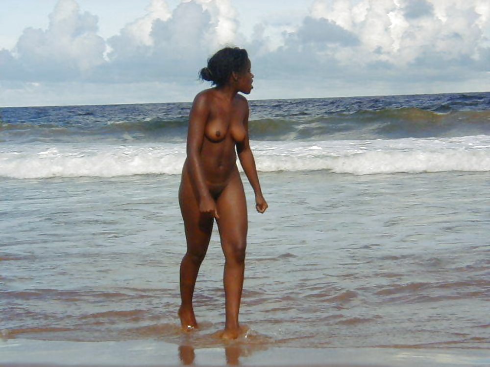 Filles Noires à La Plage: Nudistes Et Exhibitionnistes #27817909