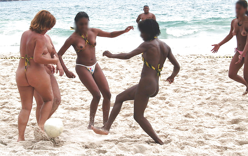 Filles Noires à La Plage: Nudistes Et Exhibitionnistes #27817938
