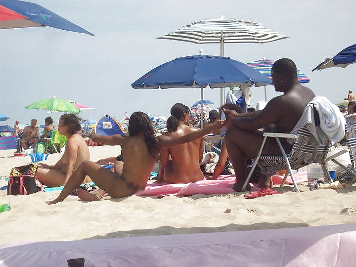 Ragazze nere in spiaggia: nudisti ed esibizionisti
 #27817950