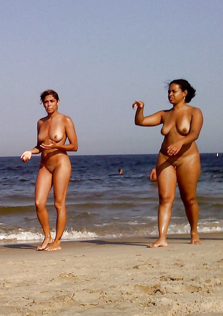 Ragazze nere in spiaggia: nudisti ed esibizionisti
 #27817974
