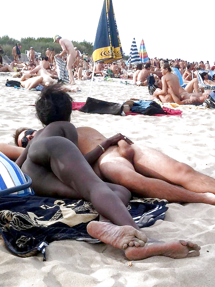 Filles Noires à La Plage: Nudistes Et Exhibitionnistes #27817997