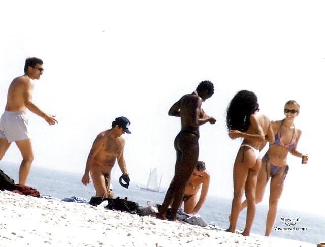 Ragazze nere in spiaggia: nudisti ed esibizionisti
 #27818010
