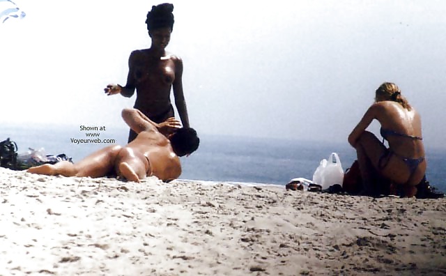 ビーチでの黒人女性：ヌーディストとエキシビジョニスト
 #27818020