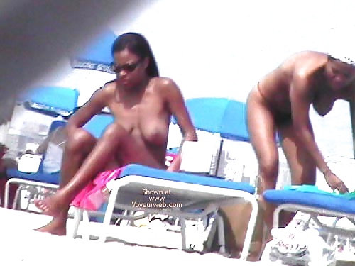 Ragazze nere in spiaggia: nudisti ed esibizionisti
 #27818046