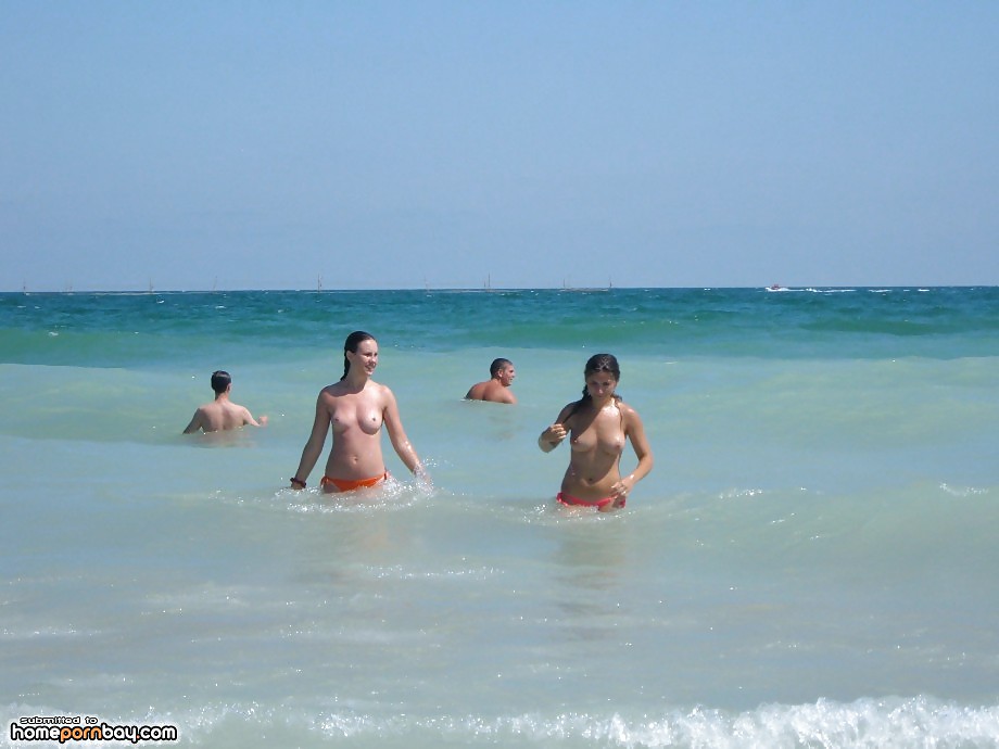 Le ragazze amano prendere il sole in topless
 #35297389