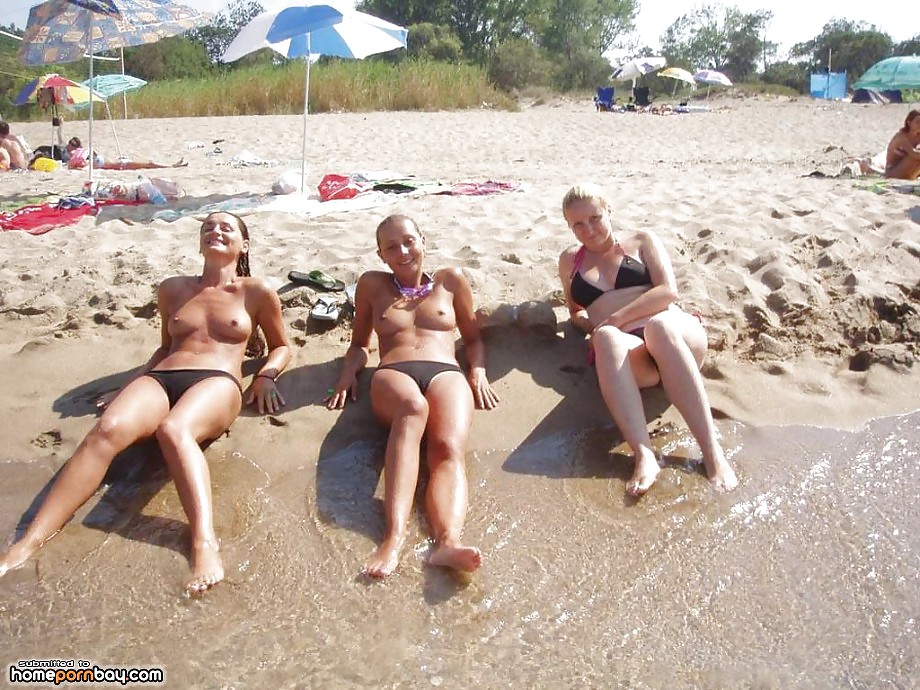 Le ragazze amano prendere il sole in topless
 #35297553