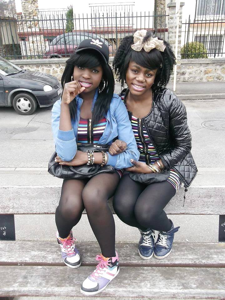 Amateure sorelle nere in calze
 #23921898