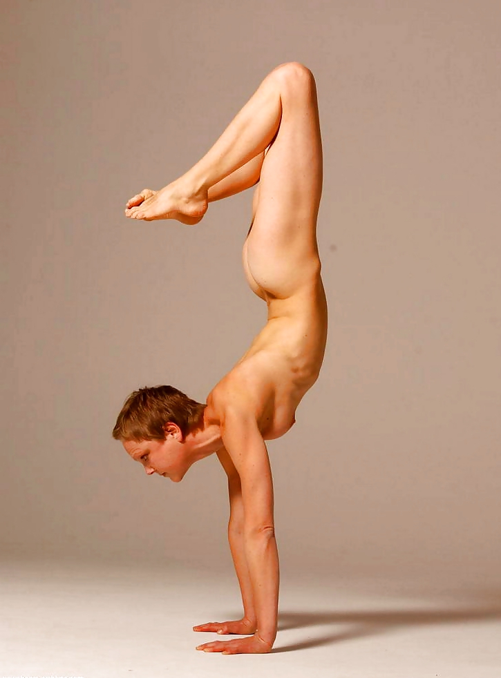 Loco yoga desnudo
 #24856238