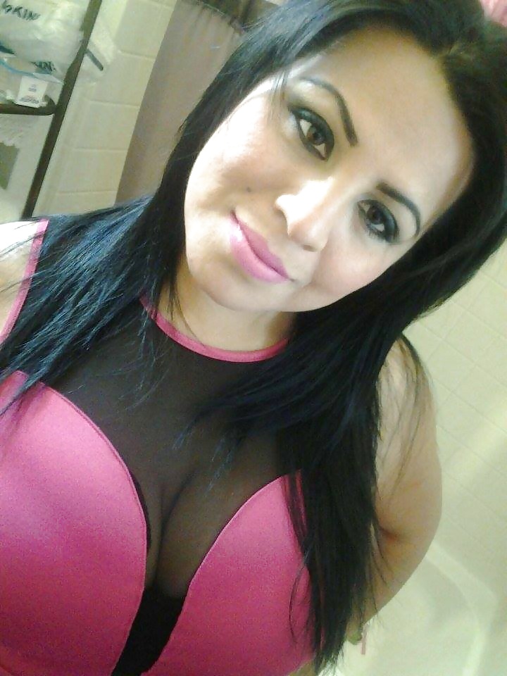 Vollbusige Latino Milf #26957373