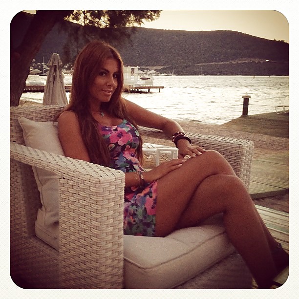 Estrella de la televisión turca sexy y hermosos pies 
 #23383939