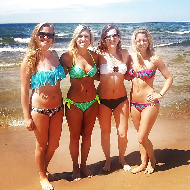Ragazze della spiaggia e ragazze del college
 #40740215