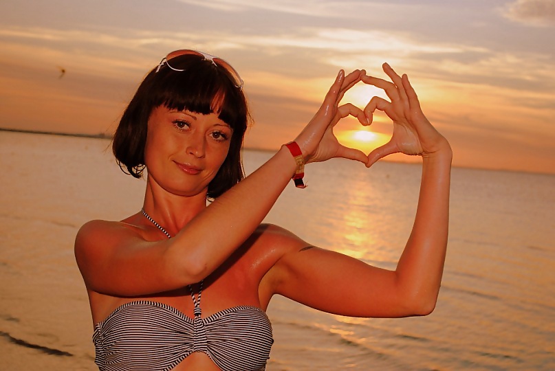 フェイスブックの尻軽女 aline g 
 #27786576