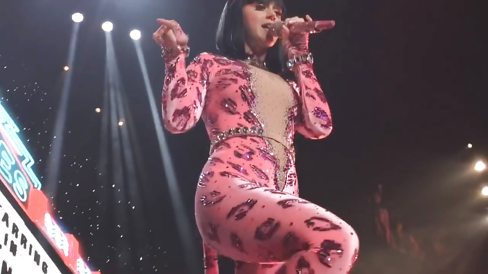Katy perry in un catsuit rosa
 #31697248