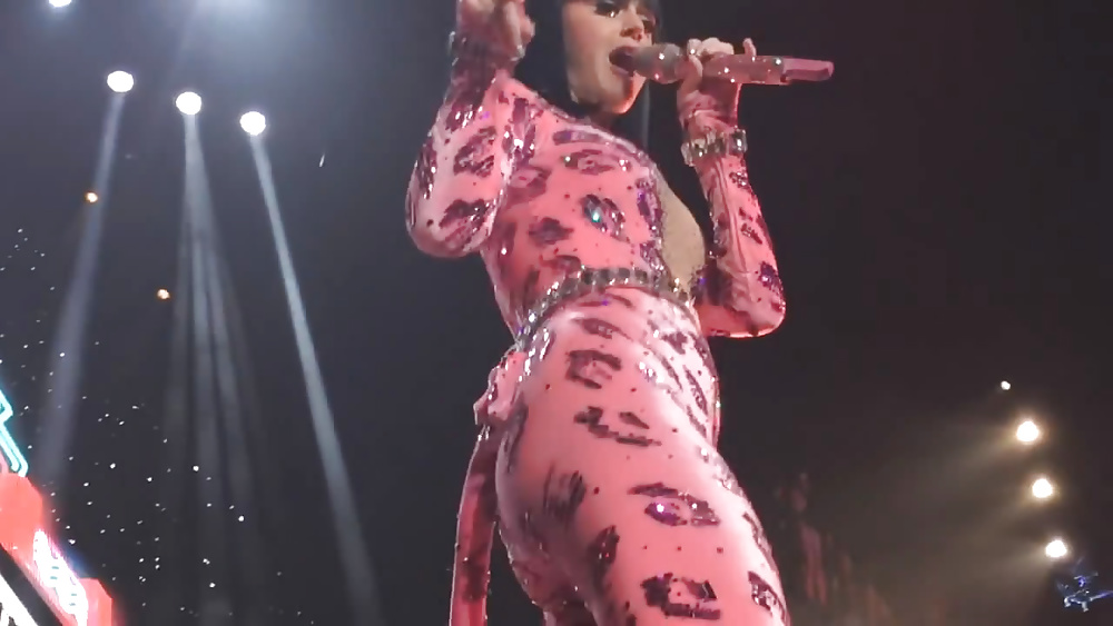 Katy perry in un catsuit rosa
 #31697250