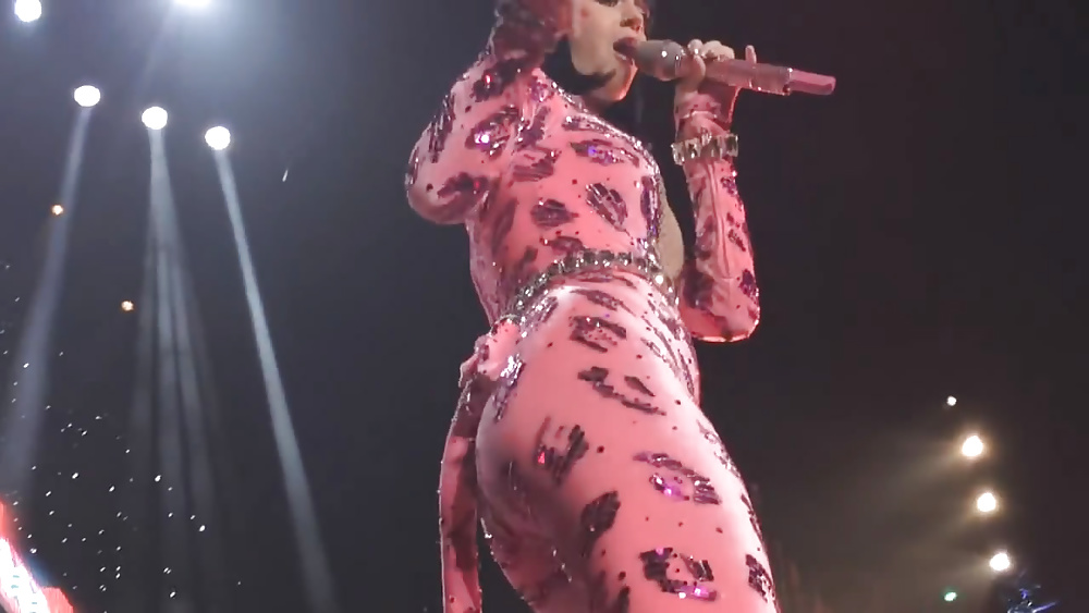 Katy Perry Dans Un Catsuit Rose #31697251