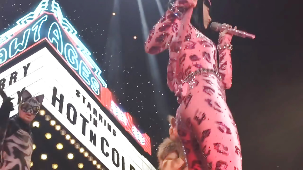 Katy perry in un catsuit rosa
 #31697253